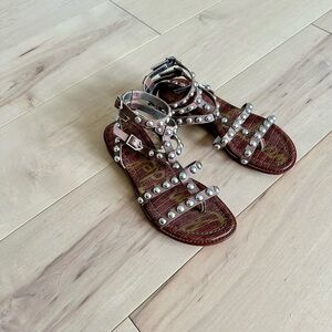 Sam Edelman Estella strapped gladiator sandal in size 7.5 gray/silver
